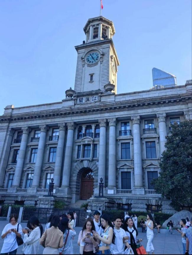 武汉江汉路步行街“红”了 都市风情打卡地