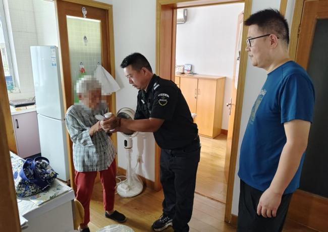 男子上班捡到求救纸条，报警后消防员翻窗救人 被困20小时老人获救