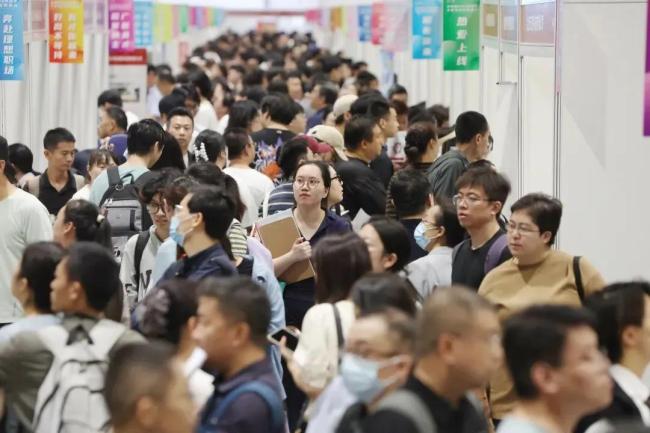 5万亿大市，“开抢”年轻人
