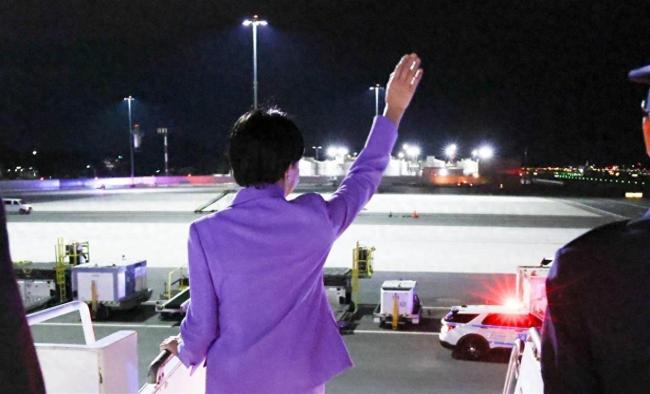 高市早苗返回日本:不管有人没人先向空气挥个手,笑着缓缓走下舷梯 尴尬的“空气欢迎仪式”