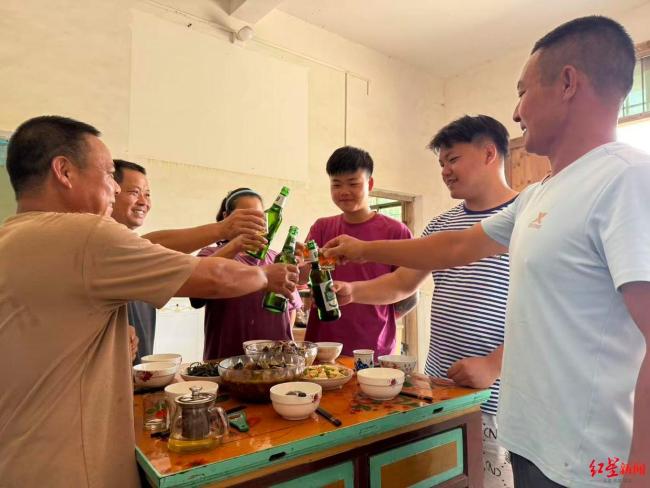 钟彬归家第二个中秋:胖了40斤