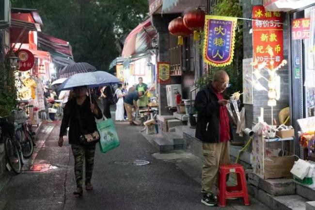 北京多区突降阵雨 雷电阵风伴随降温
