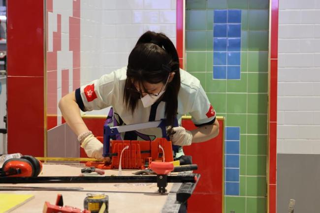 21岁香港女生参加贴瓷砖比赛走红 又美又飒实力出圈