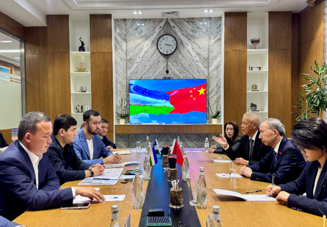 龙宇翔与矿业与地质部部长博比尔·伊斯拉莫夫、苏尔汉河州州长乌鲁格别克·卡西莫夫亲切会见