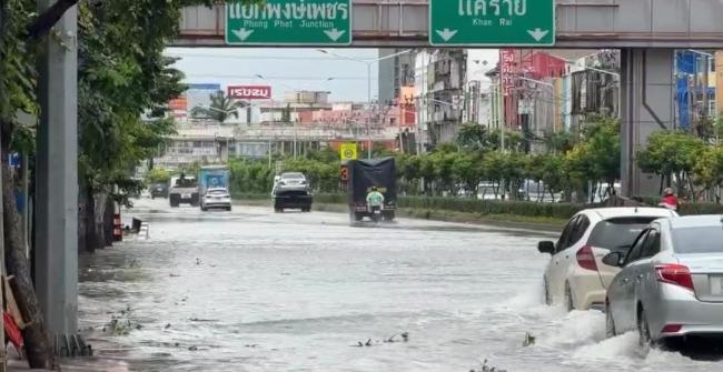 泰国多地洪灾已致8死