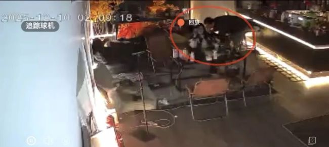 酒馆回应男子被店员偷加96度伏特加 双方各执一词