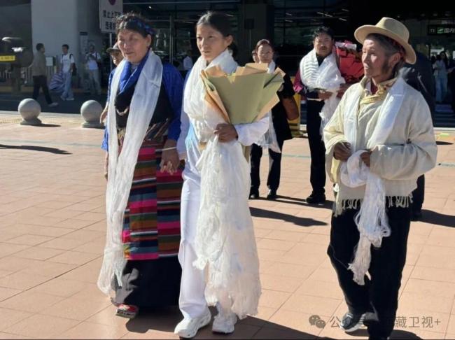 次仁措姆见父母喜极而泣