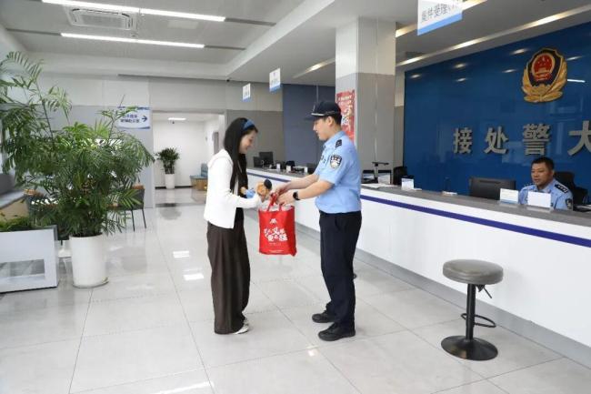 民警雨中执勤 女子暖心送伞 中秋最美的“团圆”