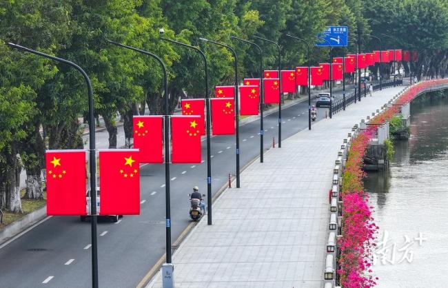 广东中山街头呈现“中国红” 节日氛围浓厚