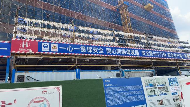 建设方回应工地挂了上百个摄像头 用于产品测试