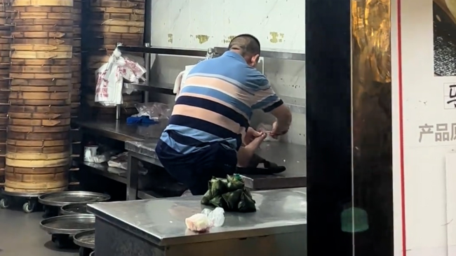 员工店内剪脚趾甲 涉事店面已进行消杀
