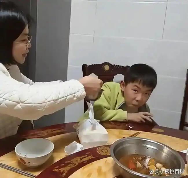 妈妈拿巨型碗劝2米01儿子好好吃饭 独立与宠爱的边界