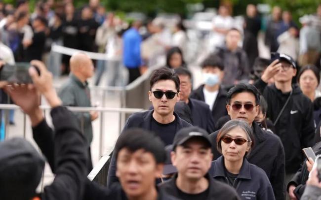 游本昌哀悼会外男人埋头落泪 粉丝沉送别