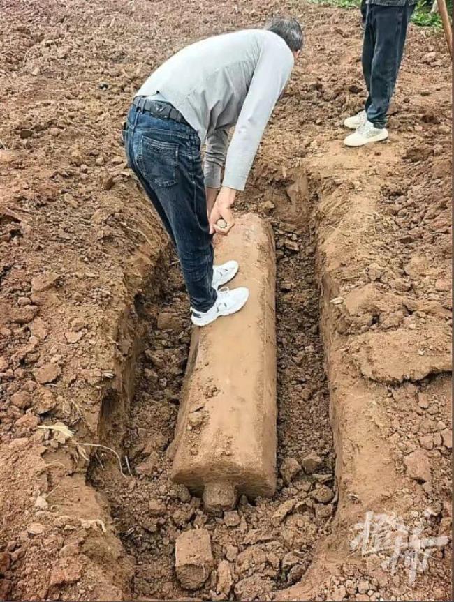 西安村民在菜地挖出800年前大石柱