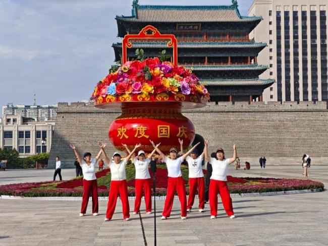 这抹中国红太亮眼！多地花式迎国庆