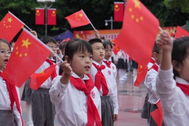 重庆人民广场举行国庆节升国旗仪式 市民共庆祖国华诞