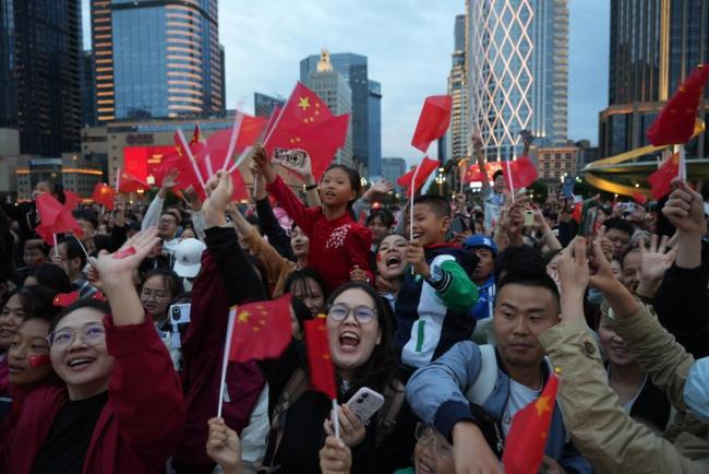 成都天府广场6.2万人观看升旗仪式 国旗之下正规股票配资推荐，家国同心