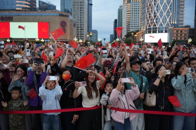 成都天府广场6.2万人观看升旗仪式 国旗之下，家国同心