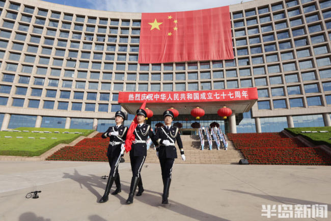 青岛举行国庆升国旗仪式