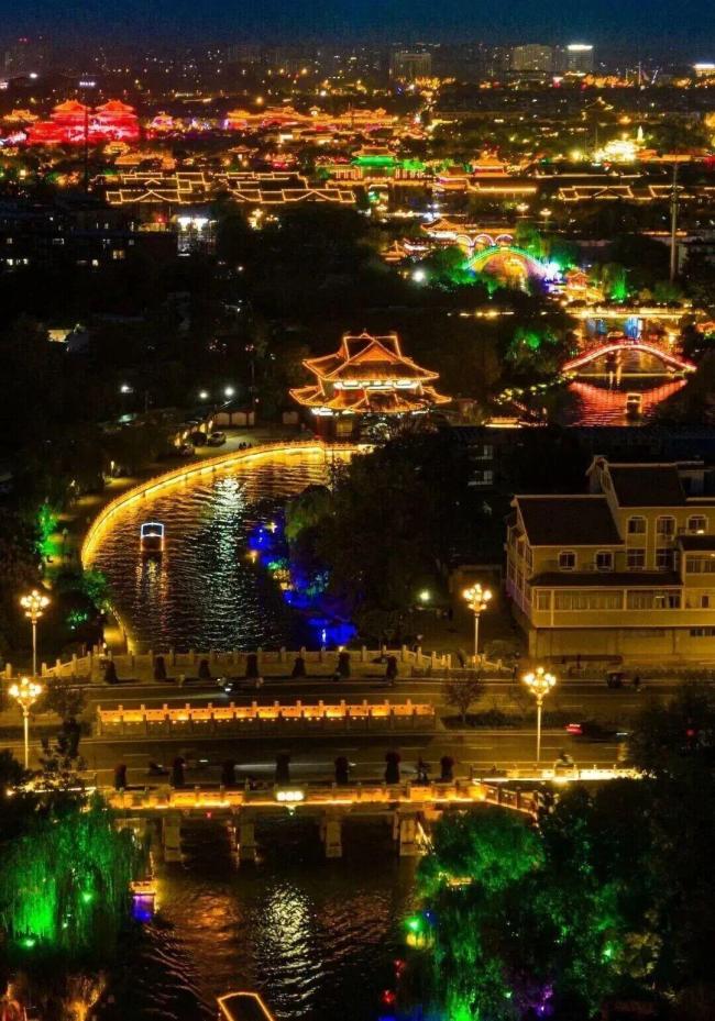 河南焦作满街“中国红” 古城焕新韵