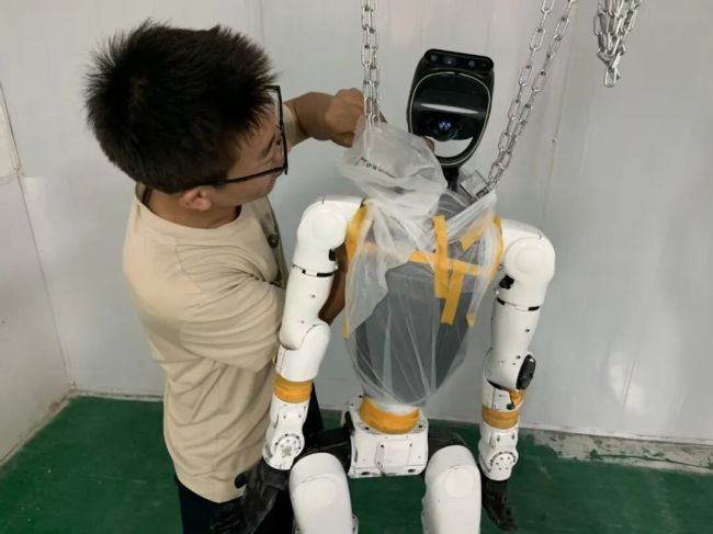 家电维修师傅开始修人形机器人 科技服务新职业兴起