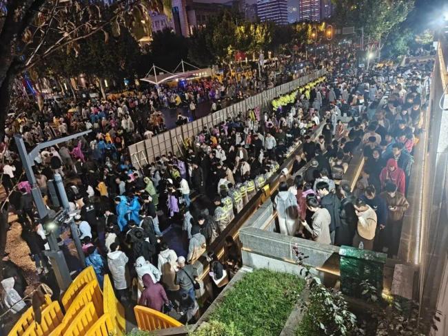 几十万人看完烟花秀后主动带走垃圾 文明离场彰显城市底蕴
