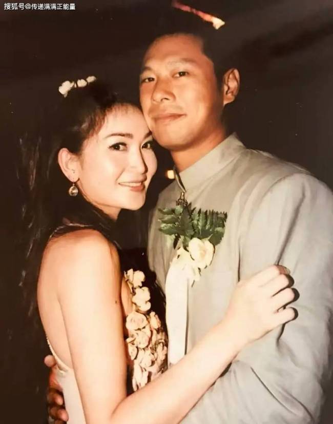 温碧霞结婚26周年晒照 岁月静好的陪伴