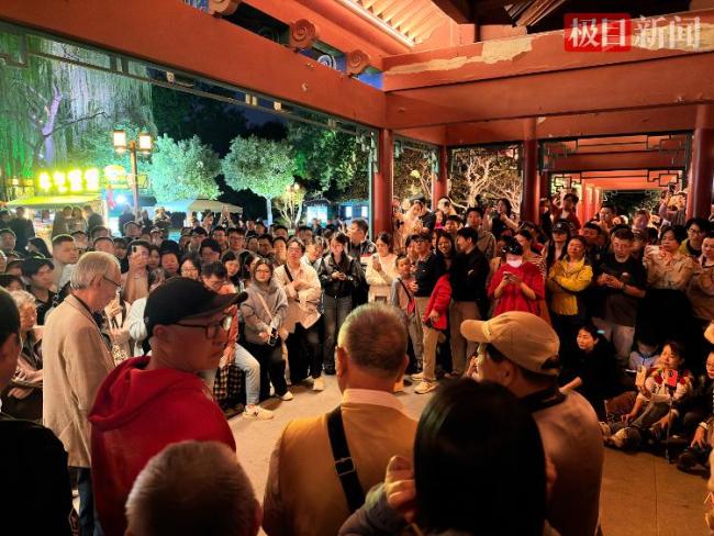 “大明湖最有腔调爷爷”国庆夜现身 萨克斯音乐会嗨翻全场