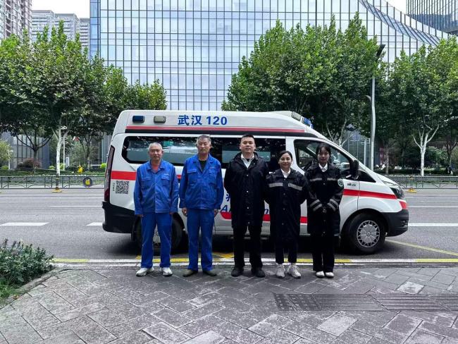 长江烟花秀背后105名急救人员护航