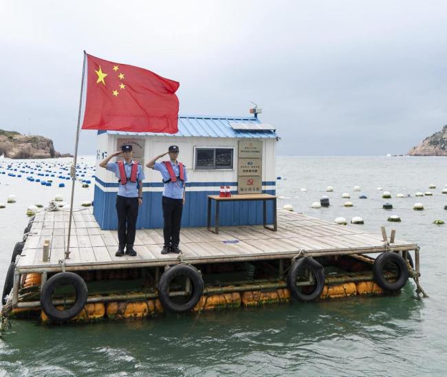 浙江嵊泗枸杞岛海上升起国旗 海岛共庆华诞