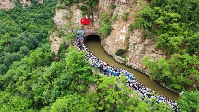 河南焦作满街“中国红” 古城焕新韵
