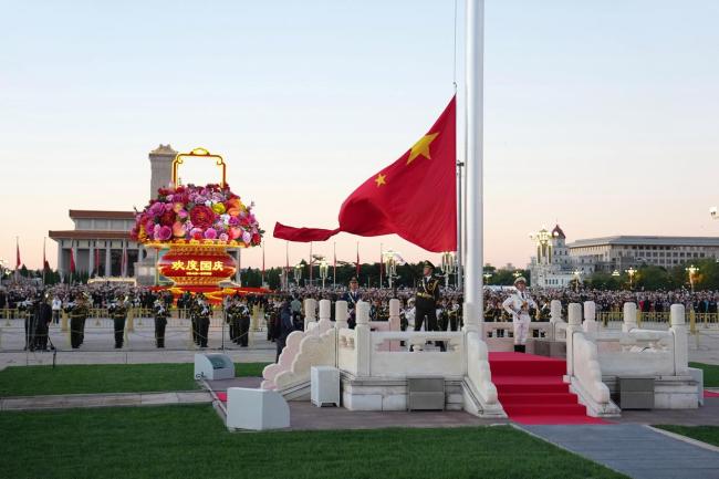 一抹中国红 见证跨越时代的奔赴 薪火相传共奋进