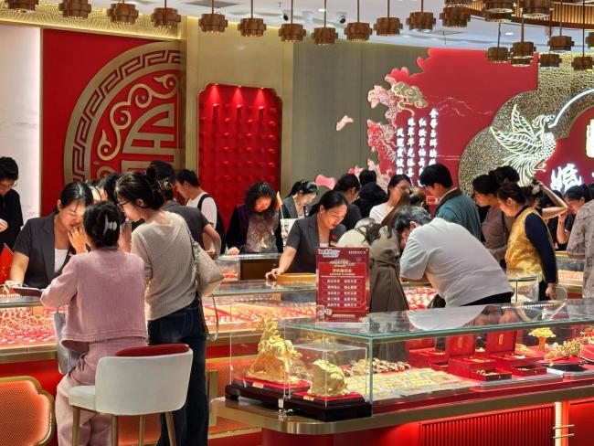 国庆假期郑州线下金店爆满 金价下跌激发购买热情