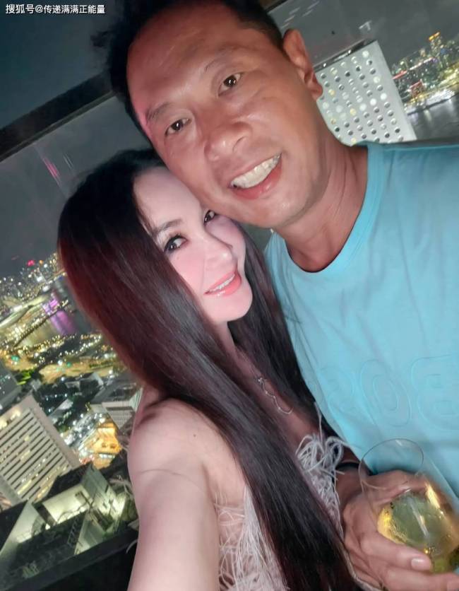 温碧霞结婚26周年晒照 岁月静好的陪伴