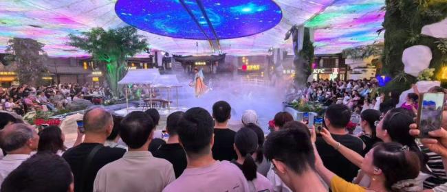 这座高速服务区一天吸引近8万人 创新服务成网红打卡地