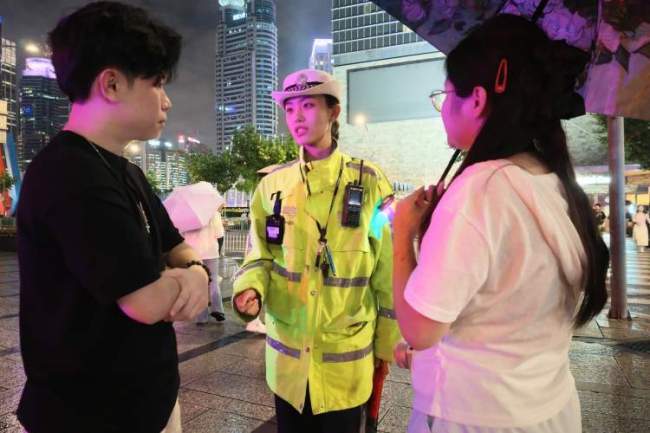 陆家嘴打卡点设免费摄影岗 平安有序游魔都