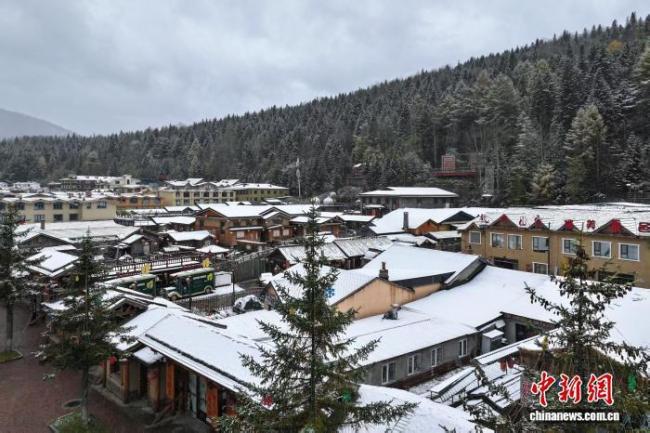 中国雪乡迎初雪 秋彩霜白共绘童话景