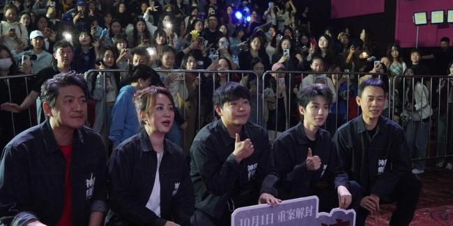 王俊凯闪身步 即兴表演圈粉无数