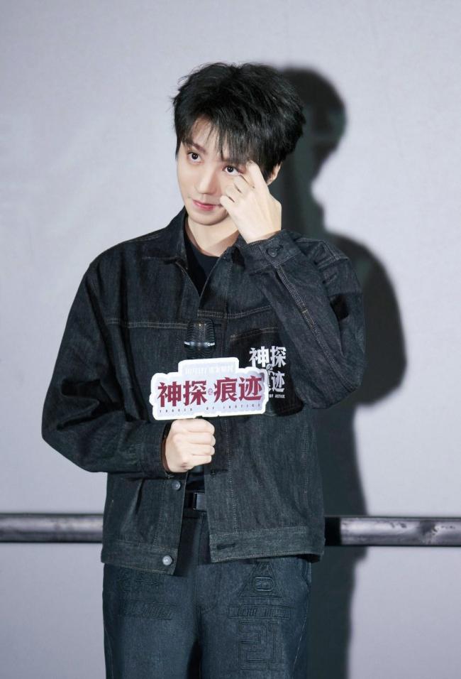 王俊凯闪身步 即兴表演圈粉无数