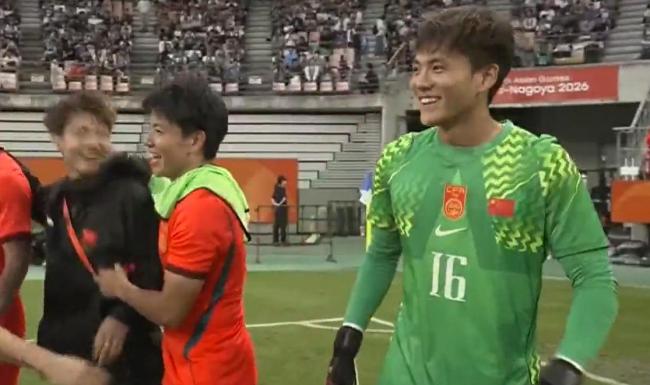 国足夺铜牌 安东尼奥抱起李昊欢呼 28年奖牌荒终结