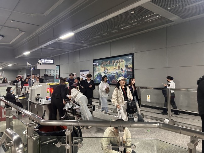 武汉烟花秀散场时段地铁线网开闸放行 乘客快速免费通行