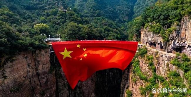 民警用红绸拼出五角星向祖国致敬 爱国需真诚而非形式主义