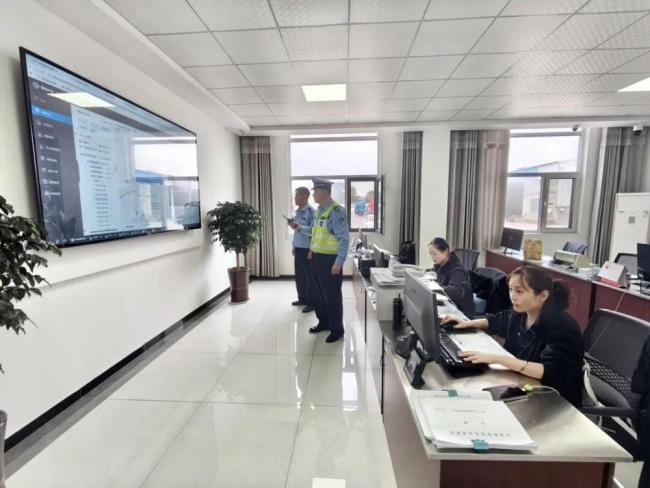 交警上高速指挥守护假期出行顺畅 全力以疏堵保畅