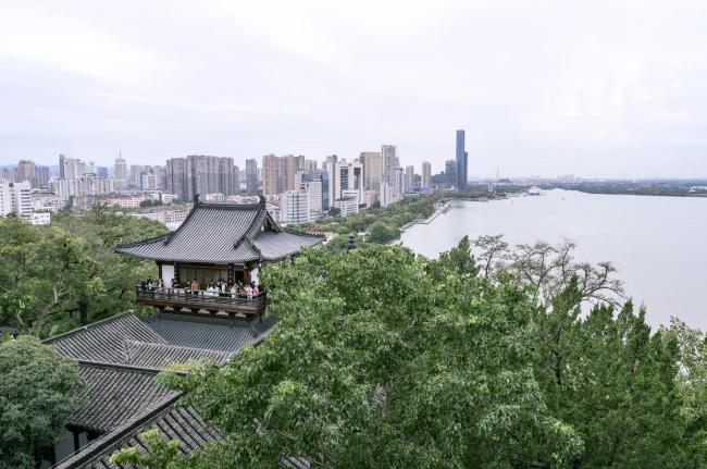 国庆假期各地游人热度持续攀升