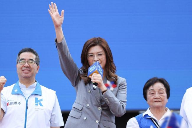 郑丽文赴台中为江启臣站台