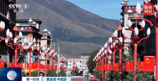 多地景区发布假期客流预警 热门景点人潮涌动