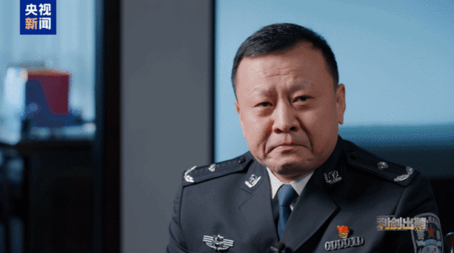 民警回忆包机落地瞬间落泪:出了恶气