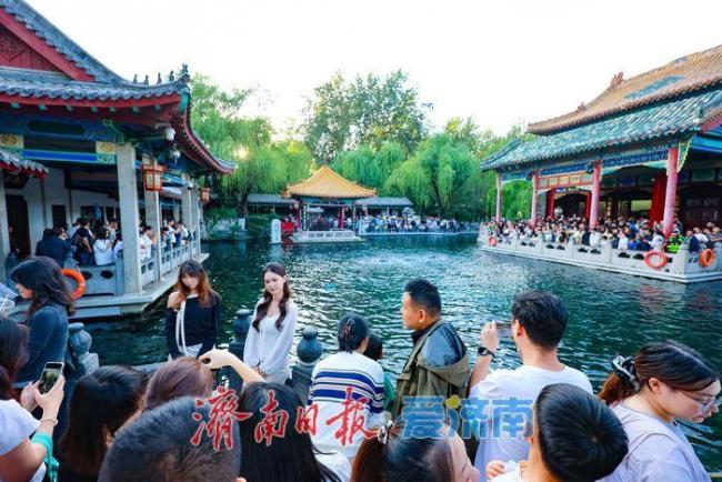济南趵突泉游人如织泉韵浓 秋日赏泉正当时