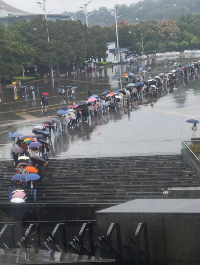 全国游客在武汉玩嗨了 打卡场面火爆