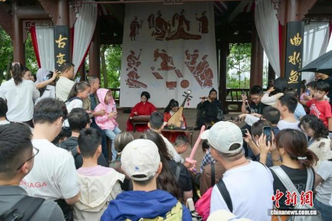 国庆假期乐山大佛景区游人如织 领略千年雄姿